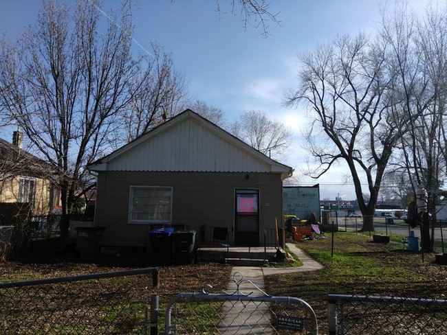 Building Photo - 1499 S Richards St