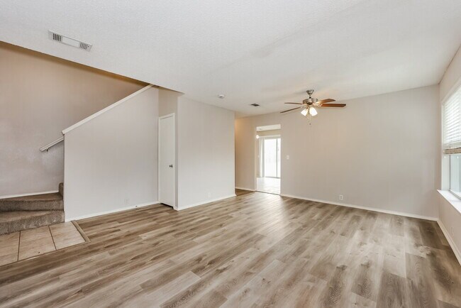 Building Photo - 819 Creekside Dr