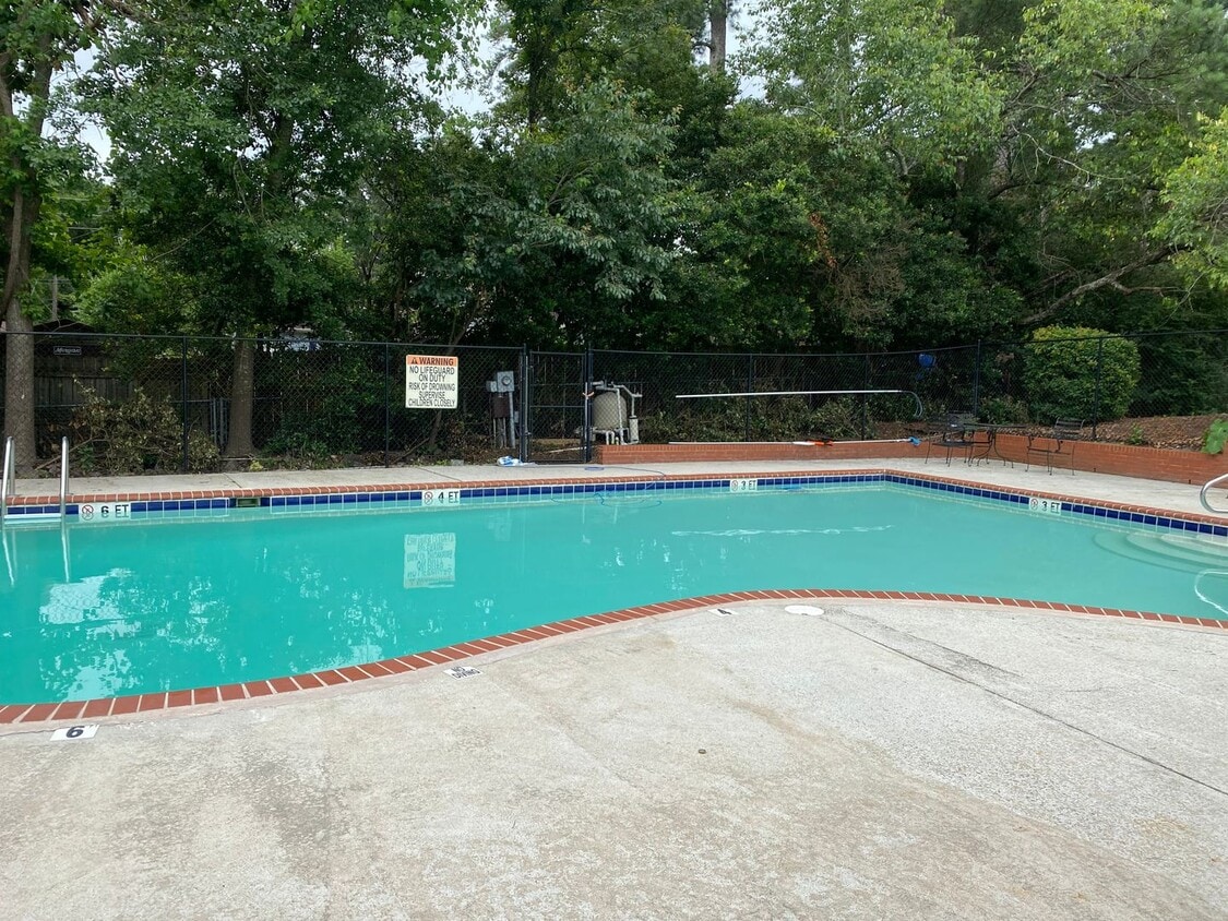 Building Photo - 2 BR/ 2.5 BA townhome off Bobby Jones