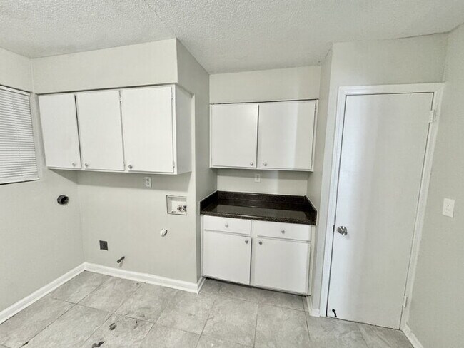 Foto del edificio - 4079 Forest View Dr