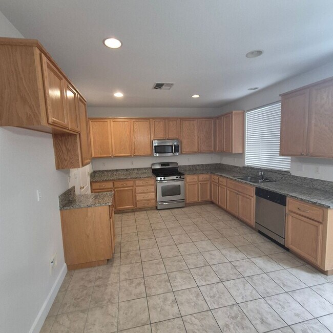 Foto del edificio - Natomas Home available for Speedy Move in.