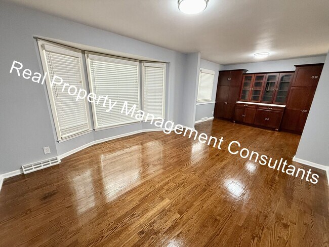 Building Photo - Stylish Split-Level Living in Overland Park  – Pet-Friendly