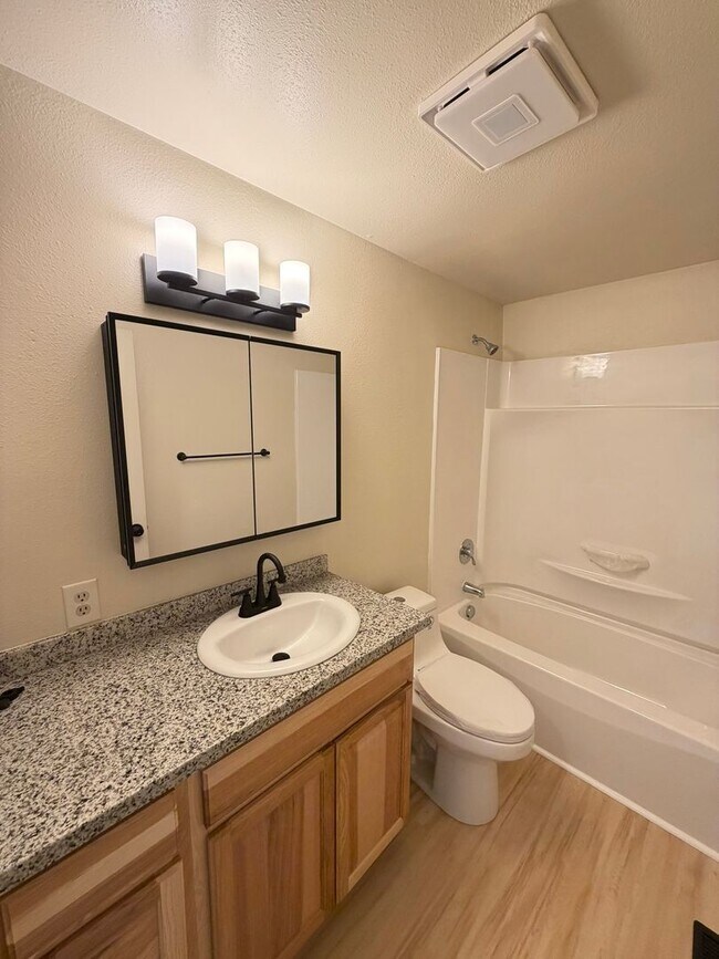 Foto del edificio - Newly Remodeled 2 Bedroom with Fenced yard!