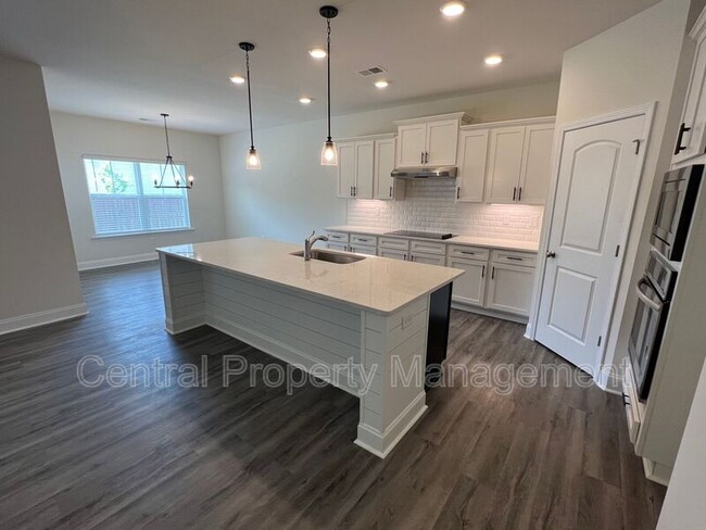 Building Photo - 102 Lariat Ct