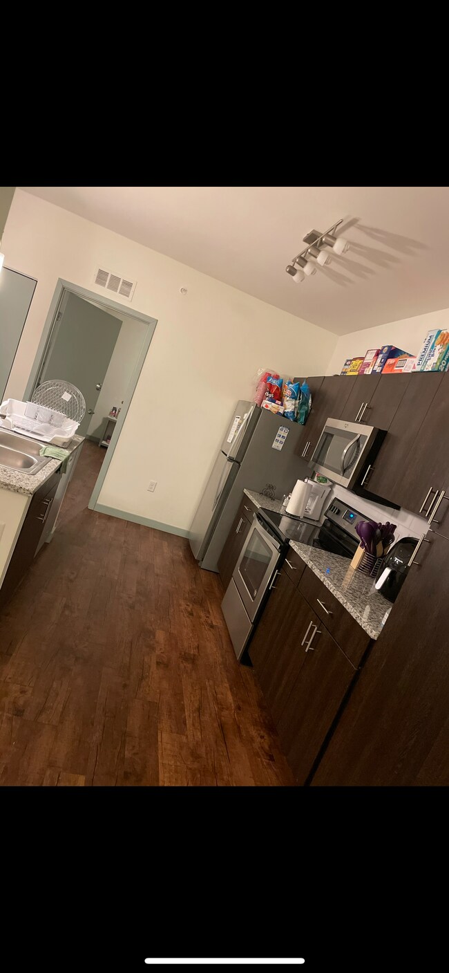 Entrance/ Kitchen - 3101 Brighton Plz
