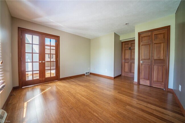 Building Photo - 4251 Cliffview Dr