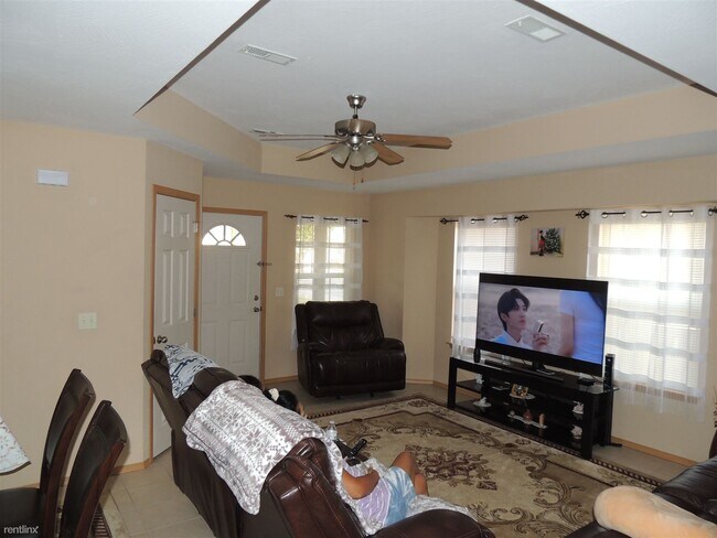 Foto del edificio - 3 br, 2 bath Duplex - 633 Rilynn Avenue