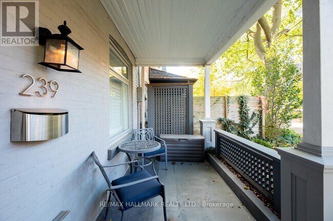 Photo du bâtiment - 239 Bain Ave