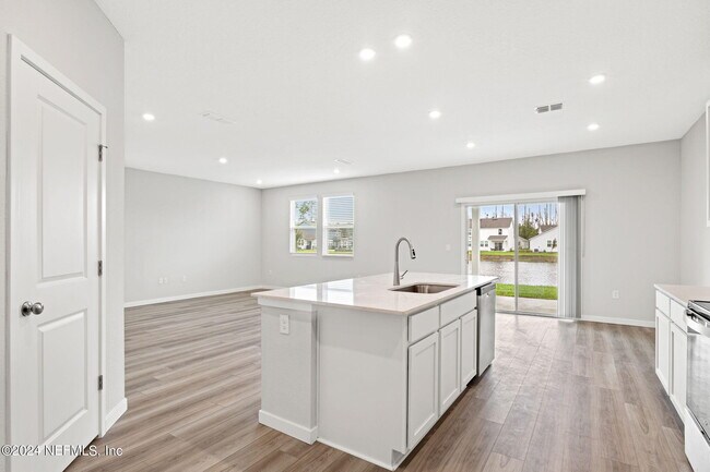 Building Photo - 14710 Cashew Ave