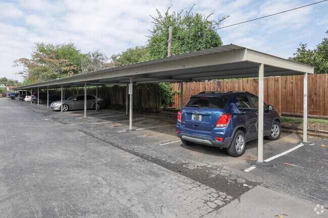 Estacionamiento cubierto - Cedar Lane Apartments
