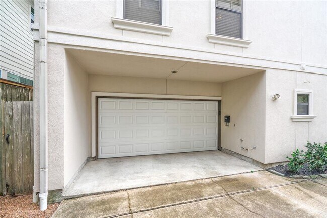 Building Photo - 604 Reinerman St