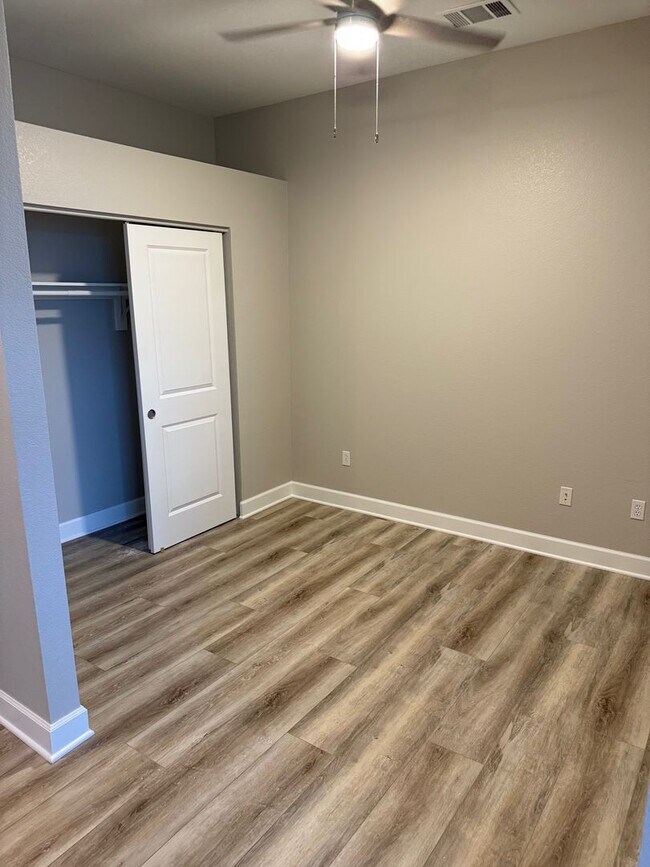 Building Photo - Spacious Condo with Private Balcony & Carp...