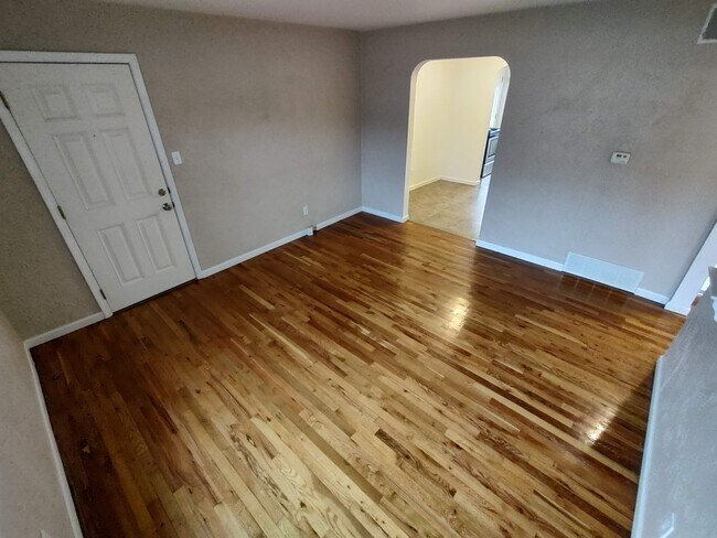 Living Room - 1114 Madison St