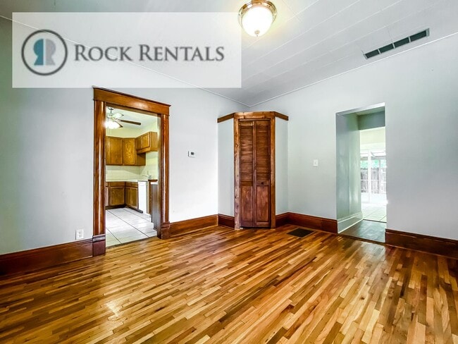 Foto del edificio - 3 Bed 1.5 Bath House with Fenced Yard