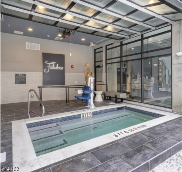 Building Photo - 100 Union St