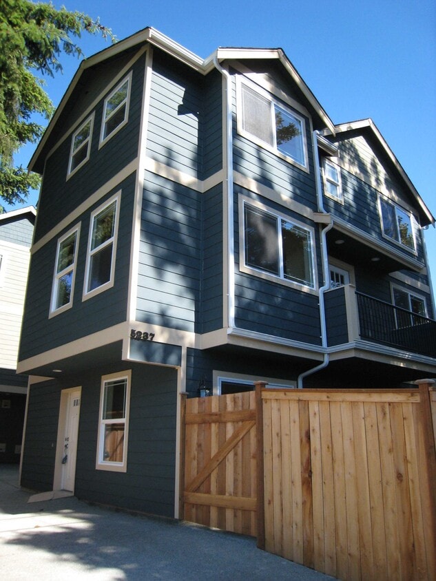 Stand-alone townhouse - 5237 11th Ave NE