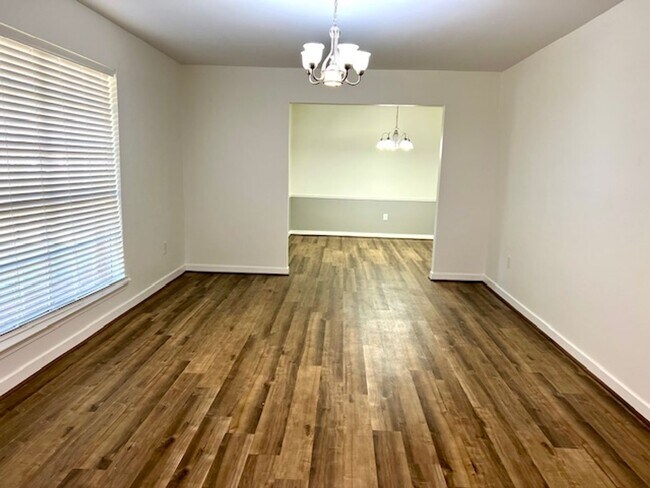 Foto del edificio - Corner lot in Huntleigh Woods