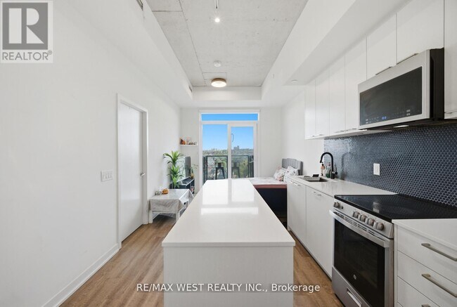 Photo du bâtiment - 1808 St Clair Ave W