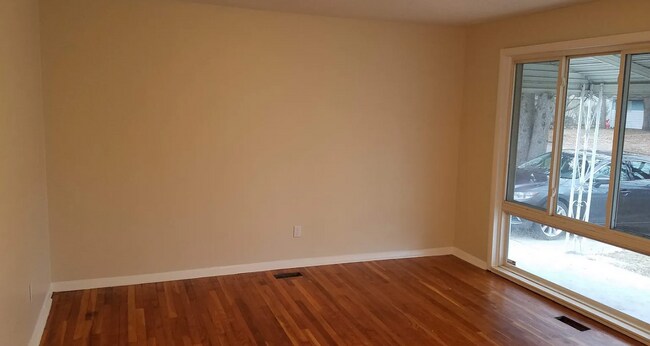 Building Photo - Three Bedroom for Rent!