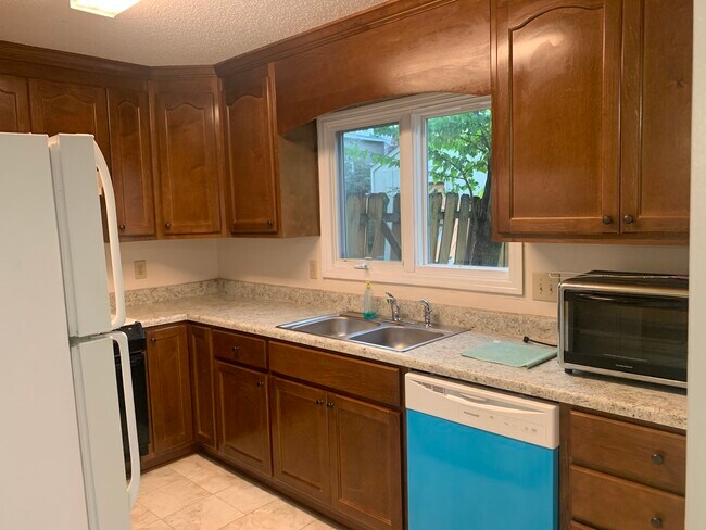 Cocina con ventanas que dan al patio trasero. - 411 Hobbs Rd SE