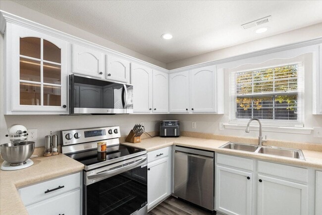 Building Photo - Single Family Home in Vanderveen - Available For Rent!