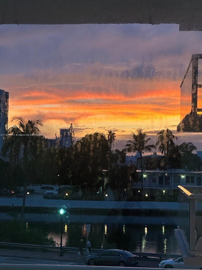 Foto del edificio - 2457 Collins Ave