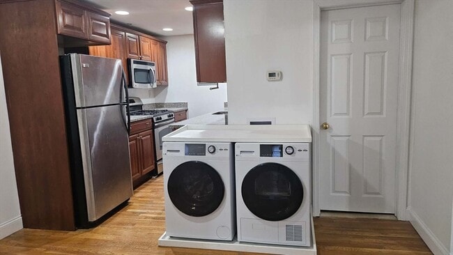 Building Photo - 19 Railroad St