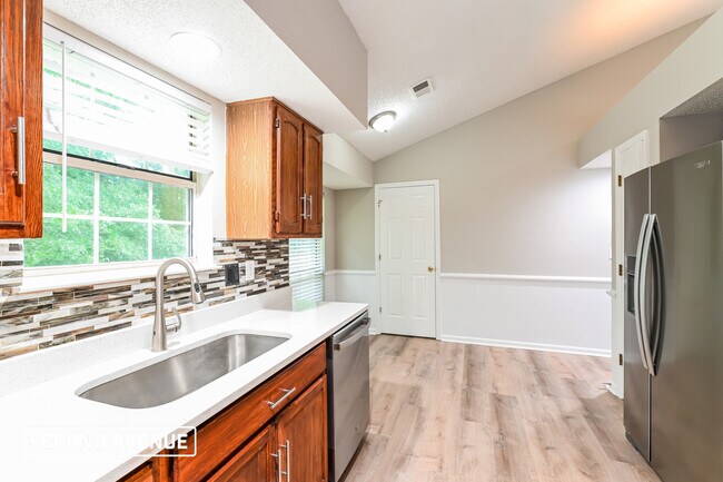 Building Photo - 2411 Windridge Dr NE