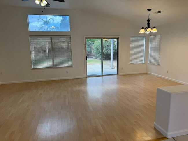 Foto del edificio - 3741 W Stuart Ave
