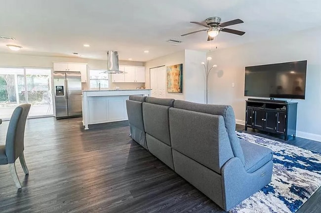Building Photo - 1640 Alcazar Way S