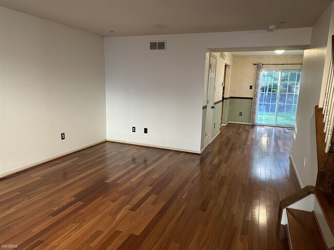 Building Photo - 2 br, 1.5 bath Townhome - 5013 Brookwood Ct