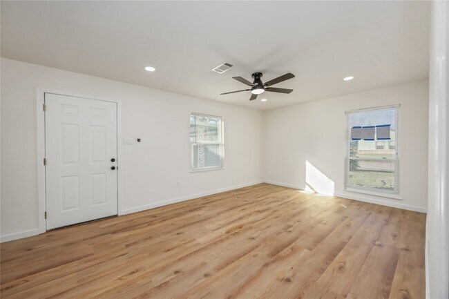 Foto del edificio - 5942 Ridgeway Dr