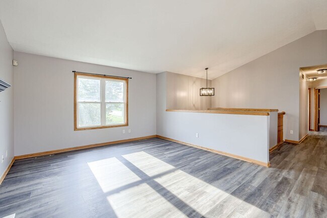 Building Photo - Freshly Updated 3 Bedroom with Attached & ...