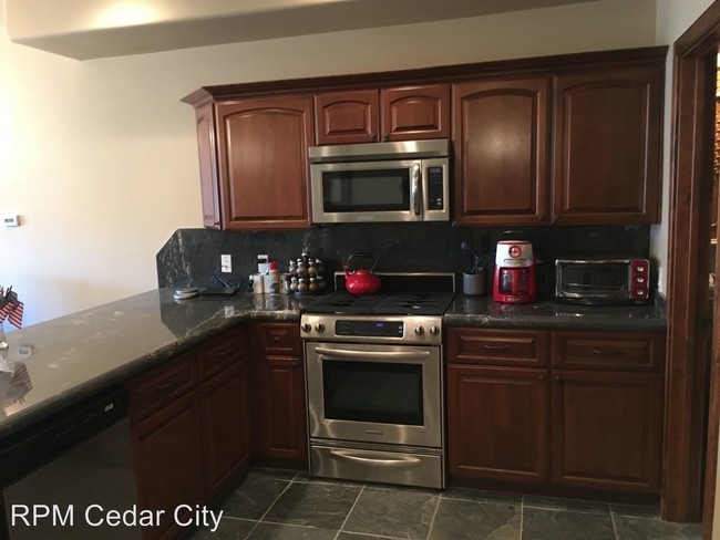 Building Photo - 3 br, 3 bath House - 565 Vassels RD Suite B10