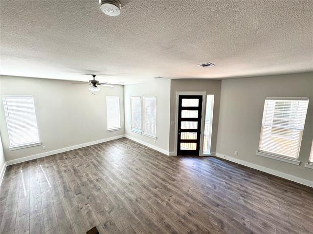 Foto del edificio - 809 Meadowcrest Dr