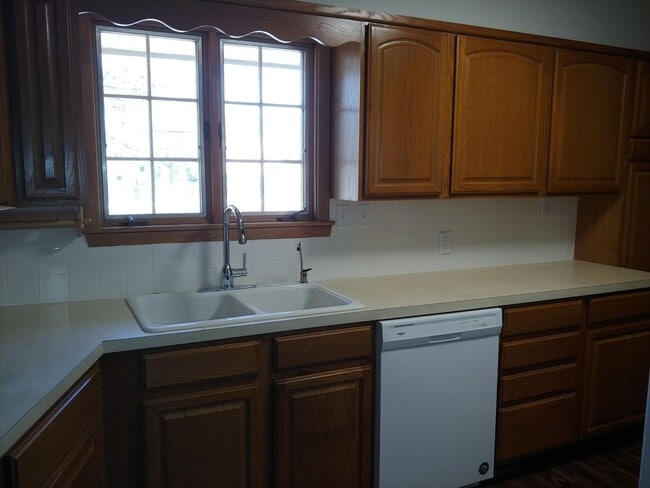Building Photo - Newly Remodeled 3BD/2B House with a HUGE Back Yard and Patio for Summer Entertaining!