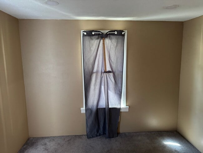 Building Photo - Newly Remodeled 3-4 bedroom Single family home