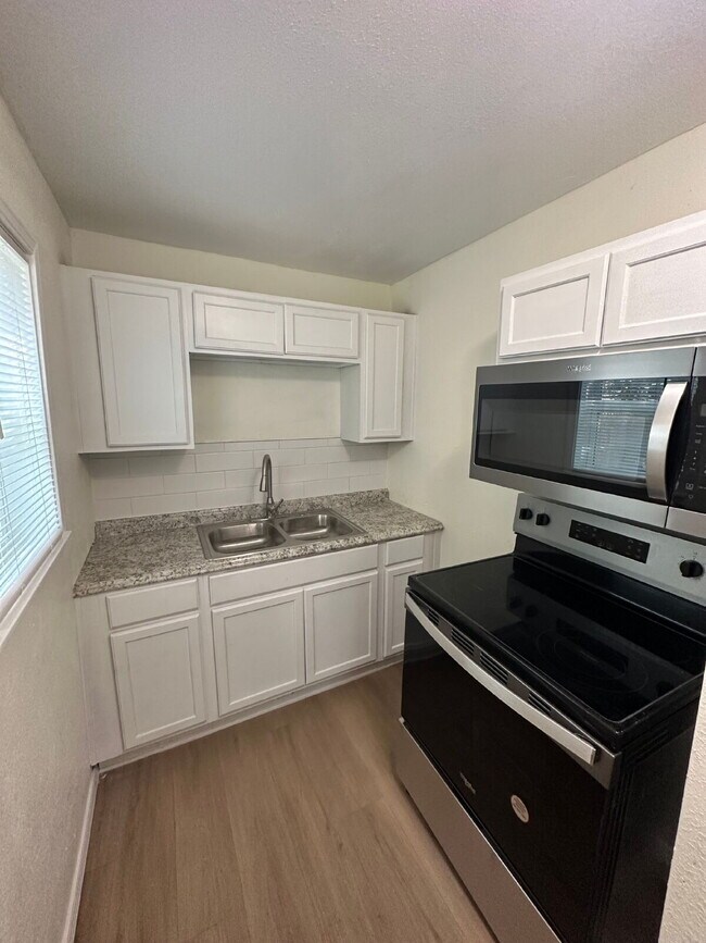 Building Photo - Fully update back house! All appliances included!