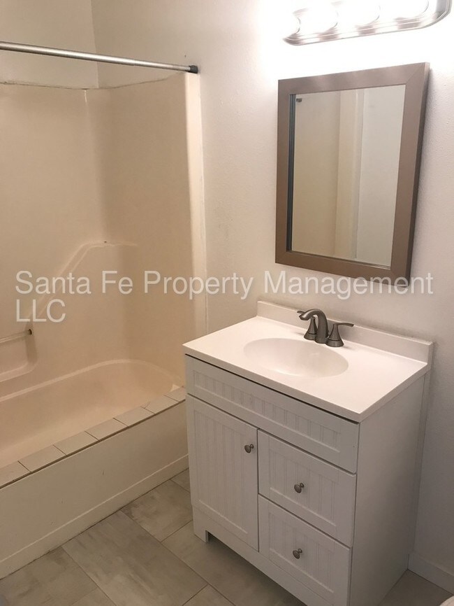 Building Photo - 1 Bedroom Unit Available Now!
