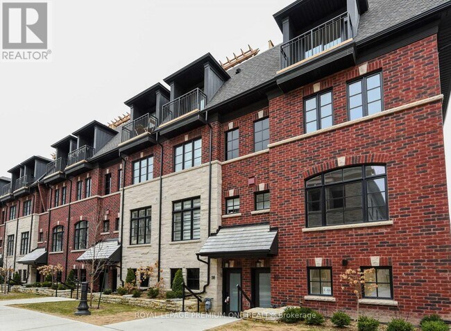 Building Photo - 30-30 Lunar Cres