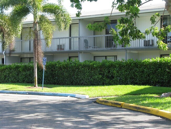 Foto del edificio - 750 NE 195th St