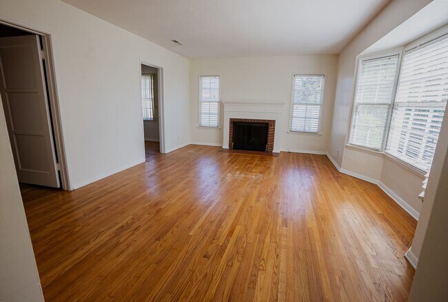Foto del edificio - LAKEWOOD VILLAGE  3BR, 2BATH,             ...