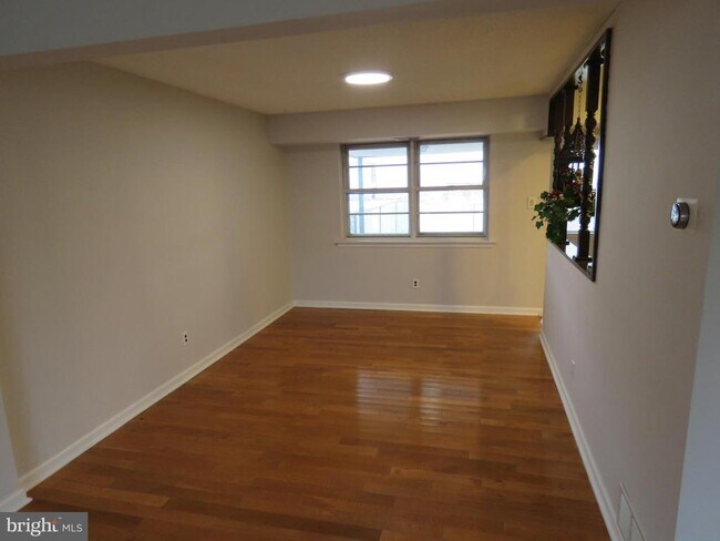 Foto del edificio - 6240 Patrick Henry Ct