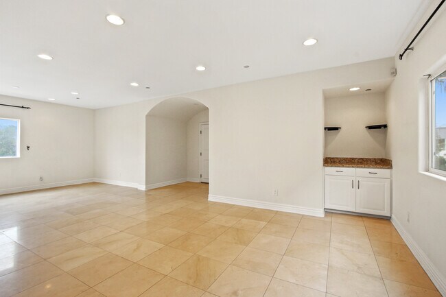 Building Photo - 836 S Bedford St