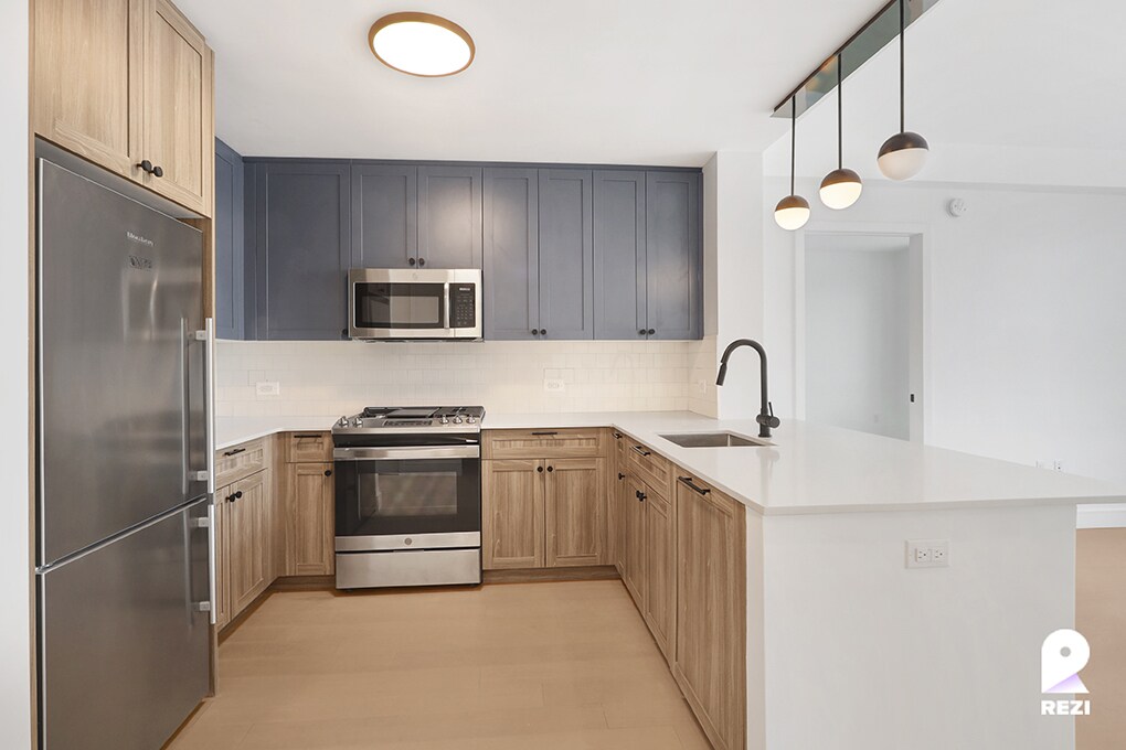 Primary Photo - 36-20 Steinway St