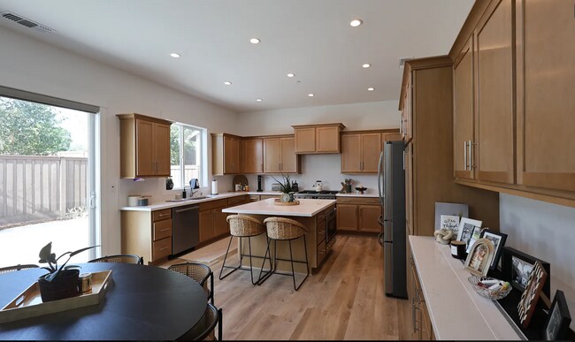 Foto del edificio - Beautiful Four Bedroom Three Bath Home Located in Granit Bay