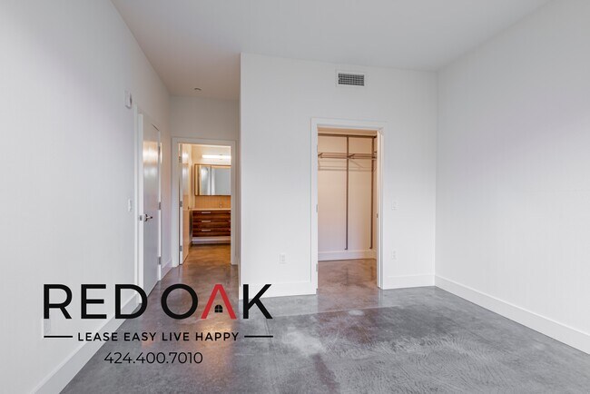 Building Photo - 6 WEEKS FREE! Incredible Three Bedroom wit...