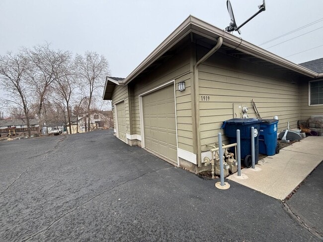 Foto del edificio - Single Level 2 Bed/2 Bath with Garage - NW Cedar Ave