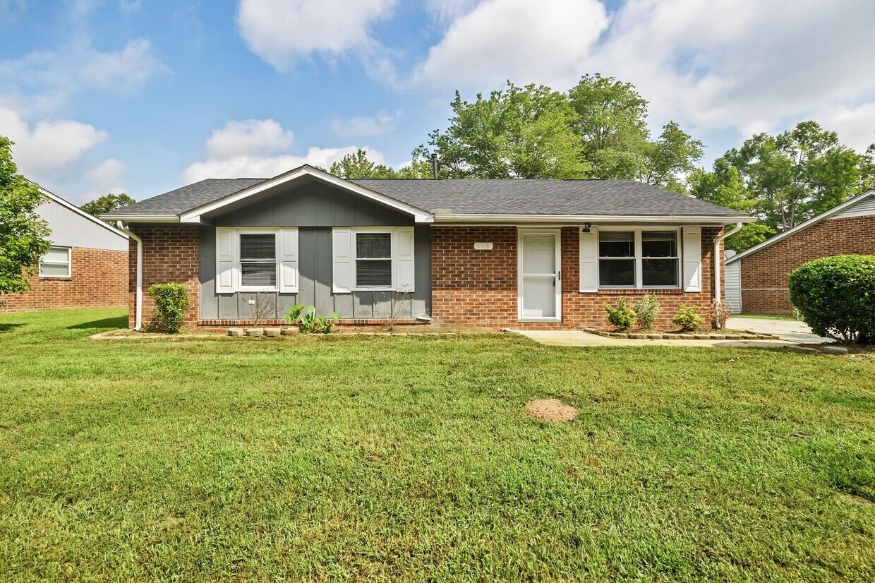 Foto principal - Three Bedroom Home!