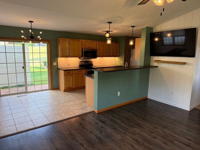 Building Photo - Remodeled 3BR 3BA Duplex in Black Earth –  $2650 month